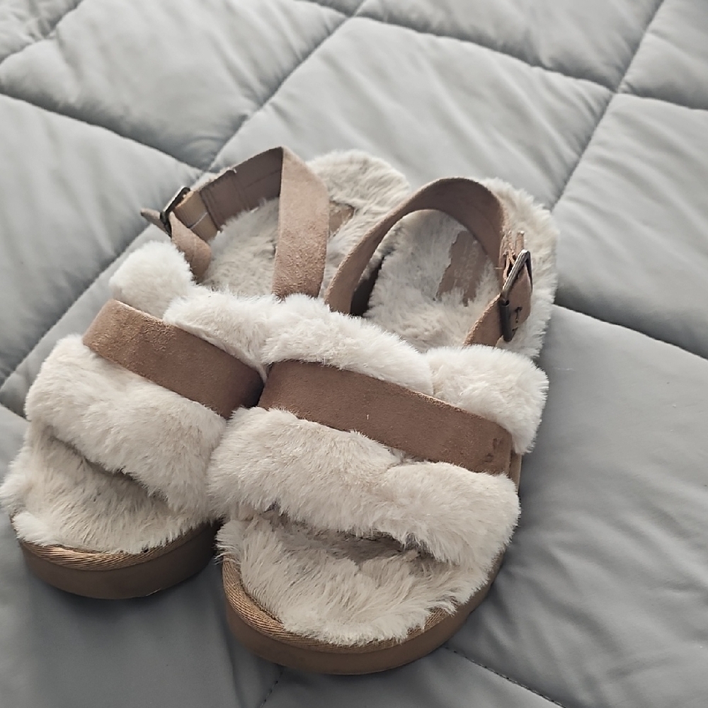 UGG Fluffy Strap Slippers - Cream and Tan